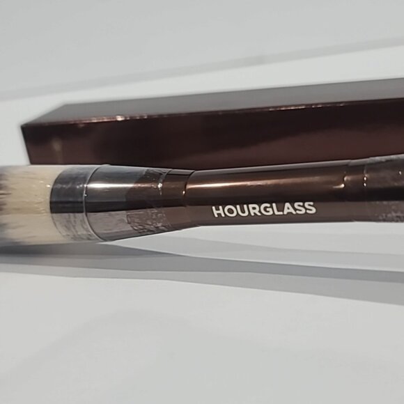 BNIB  ✅ Hourglass Nº 2 Foundation/ Blush Brush✨ NEW IN BOX - Picture 14 of 16